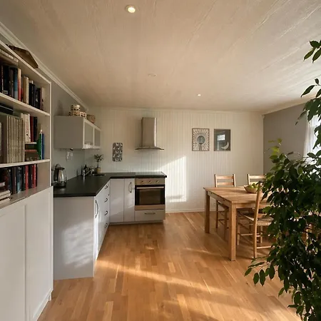 Modern & Cozy In Quiet Area, Free Parking *