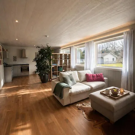 Modern & Cozy In Quiet Area, Free Parking *