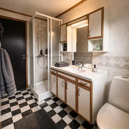 Modern & Cozy In Quiet Area, Free Parking